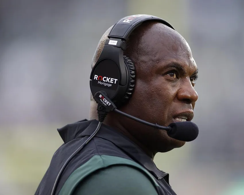 Mel Tucker, l'entraîneur de Michigan State, regarde depuis la ligne de touche pendant la deuxième mi-temps d'un match de football universitaire NCAA contre le Minnesota, samedi 24 septembre 2022, à East Lansing, Mich. Le Minnesota a gagné 34-7.