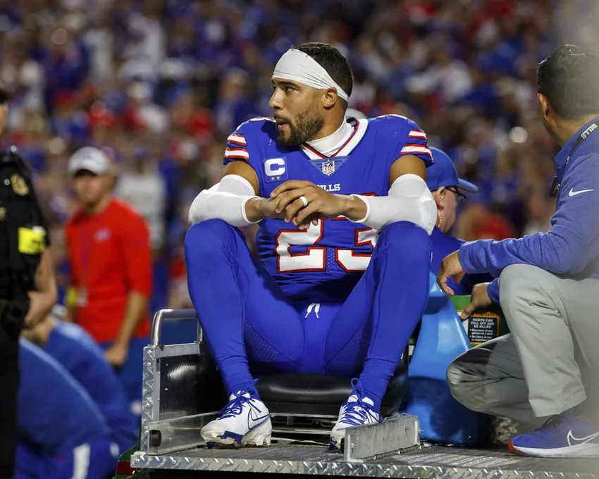 Le safety Micah Hyde (23) des Buffalo Bills est évacué du terrain lors d'un match de football NFL le 19 septembre 2022, à Orchard Park, NY. L'agent de Hyde a annoncé samedi 24 septembre 2022 que l'équipe prévoyait de placer le titulaire sur la réserve pour blessure de fin de saison en raison d'une blessure au cou.