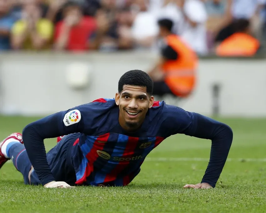 Ronald Araujo de Barcelone réagit après être tombé au sol lors d'un match de football de la Liga espagnole entre le FC Barcelone et Elche CF au stade Camp Nou de Barcelone, en Espagne, samedi 17 septembre 2022.