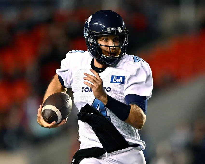 Le quart-arrière des Argonauts de Toronto, McLeod Bethel-Thompson (4), court avec le ballon pendant la première mi-temps d'un match de football de la LCF contre les Redblacks d'Ottawa, à Ottawa, le samedi 24 septembre 2022. 24, 2022.
