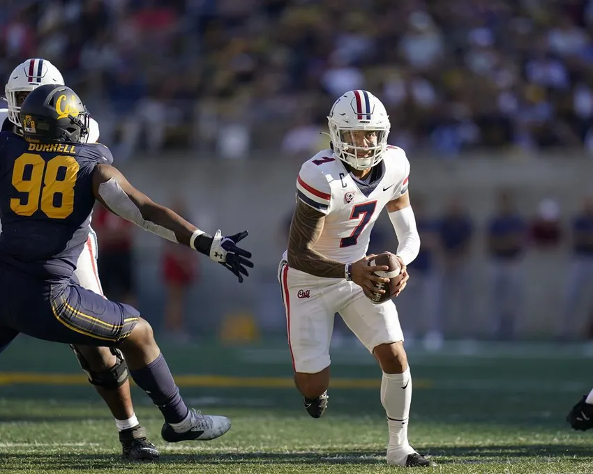 Le quarterback de l'Arizona Jayden de Laura (7) sort de la poche pendant la deuxième mi-temps d'un match de football universitaire NCAA contre la Californie à Berkeley, en Californie, Samedi 24 septembre 2022.