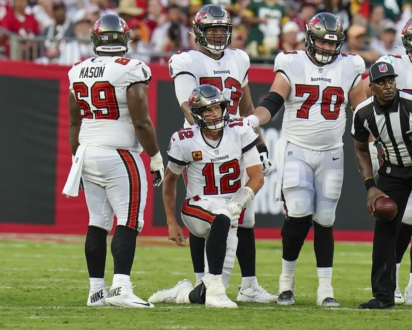 Tom Brady des Tampa Bay Buccaneers se relève après avoir été mis à sac pendant la deuxième mi-temps d'un match de football NFL contre les Green Bay Packers, dimanche 25 septembre 2022, à Tampa, Fla.