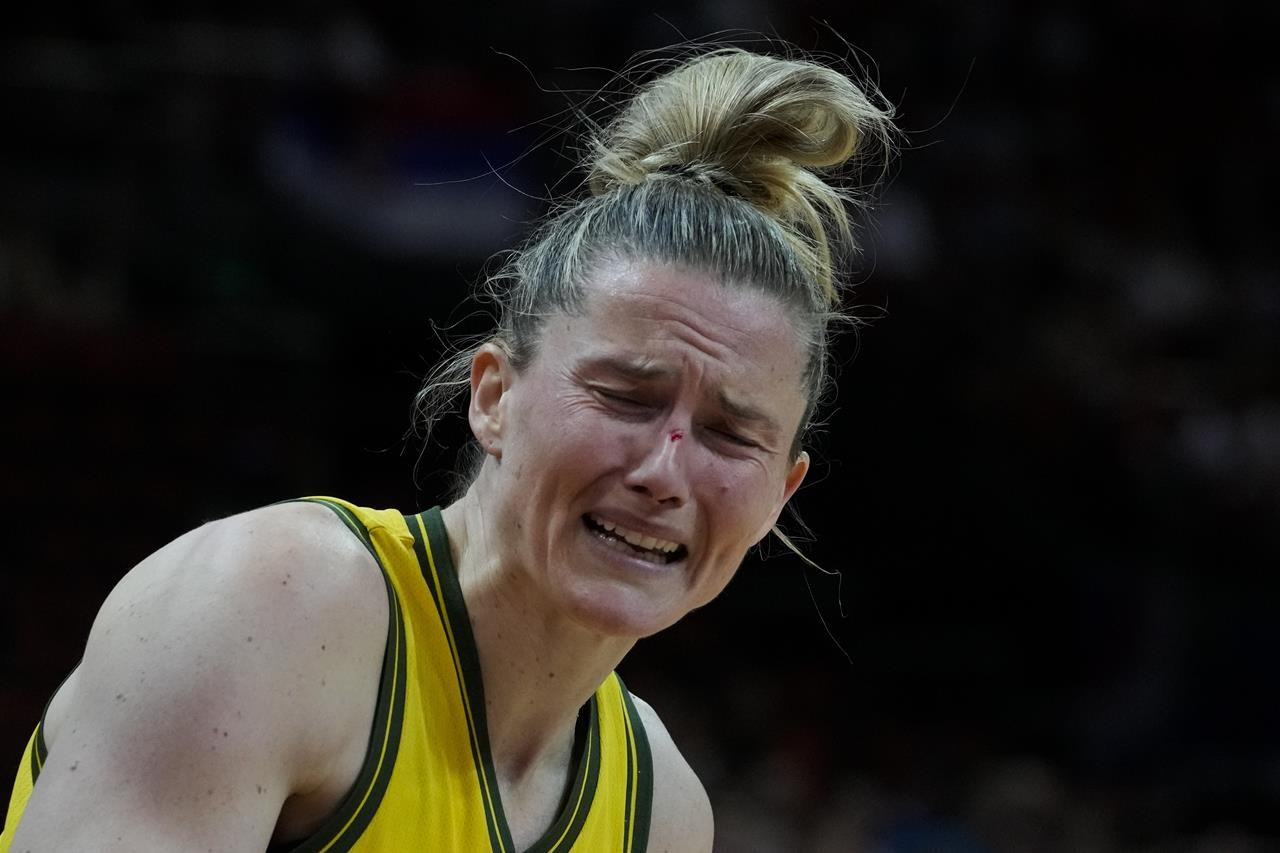 Bec Allen se blesse alors que l’Australie bat la Serbie 69-54