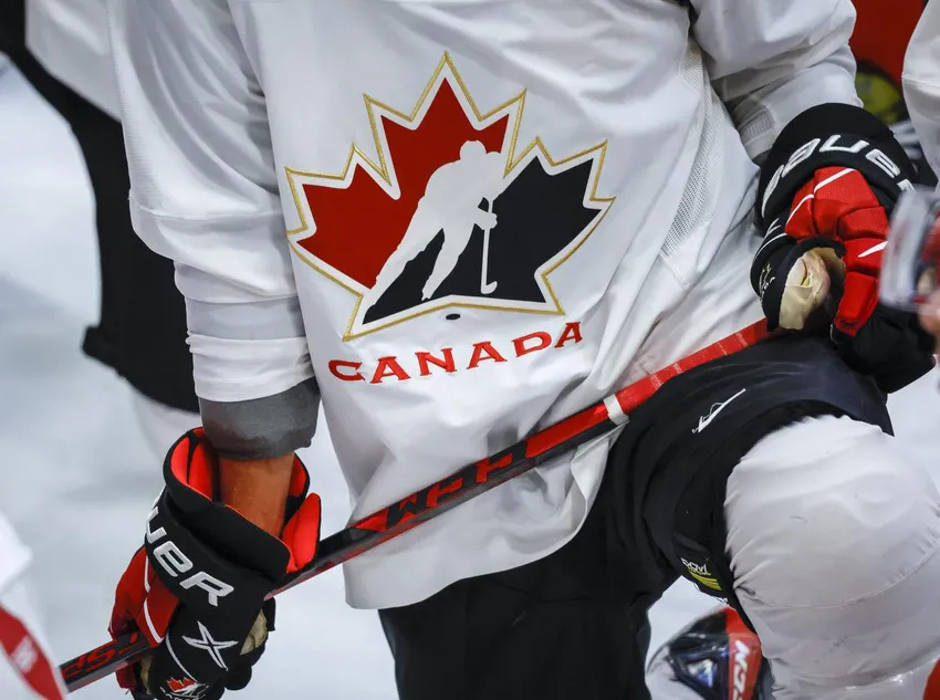 Le maillot de hockey de Hockey Canada est un maillot d'une qualité exceptionnelle. À la fin, il y avait un lien vers le plan d'action de Hockey Canada, qui a été publié cet été après que des commanditaires aient gelé leurs relations avec Hockey Canada et que des politiciens, jusqu'au premier ministre du Canada, aient critiqué la direction de l'organisation. </p>
<p class=