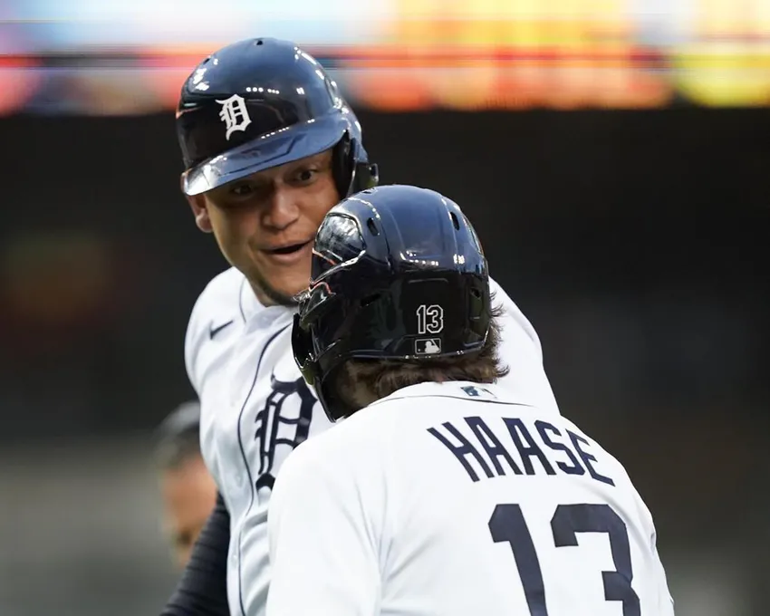 Miguel Cabrera des Tigers de Détroit célèbre avec Eric Haase (13) après avoir frappé un home run de deux coups contre les Royals de Kansas City dans la première manche d'un match de baseball à Détroit, mercredi 28 septembre 2022. width=