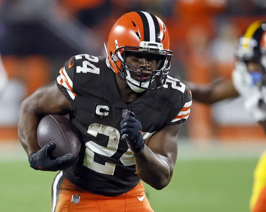 Le running back Nick Chubb (24) des Cleveland Browns porte le ballon pendant la première mi-temps d'un match de football NFL contre les Pittsburgh Steelers à Cleveland, Ohio, le 22 septembre 2022. Arthur Smith, l'entraîneur des Falcons, sait à quoi s'attendre de l'attaque des Cleveland Browns qui tourne autour des courses puissantes de Nick Chubb. Smith veut que l'attaque de ses Falcons, menée par le running back Cordarrelle Patterson, lui rende la monnaie de sa pièce.