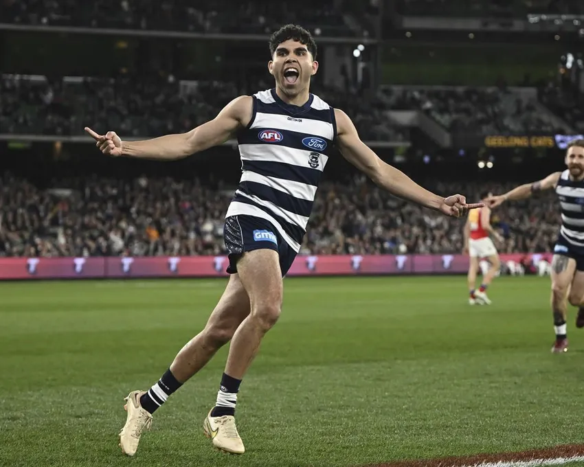 Tyson Stengle de Geelong célèbre un coup de pied au but lors du match de la finale préliminaire de l'AFL entre les Geelong Cats et les Brisbane Lions au Melbourne Cricket Ground à Melbourne, vendredi 16 septembre 2022. Tôt samedi matin, à minuit et demi, un petit groupe de fans passionnés se réunira devant son téléviseur en Amérique. Ils regarderont la grande finale, le Super Bowl du football australien.