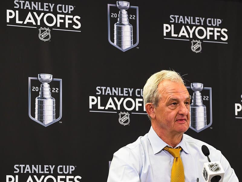 Darryl Sutter regarde en avant