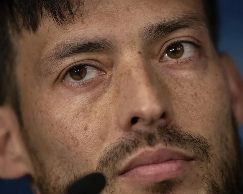 Le joueur de Manchester City David Silva assiste à une conférence de presse à Madrid, en Espagne, mardi 25 février 2020. Jeudi 22 septembre 2022, un tribunal espagnol a déclaré l'ancien milieu de terrain de Manchester City David Silva coupable d'avoir blessé une femme lors d'une rixe...