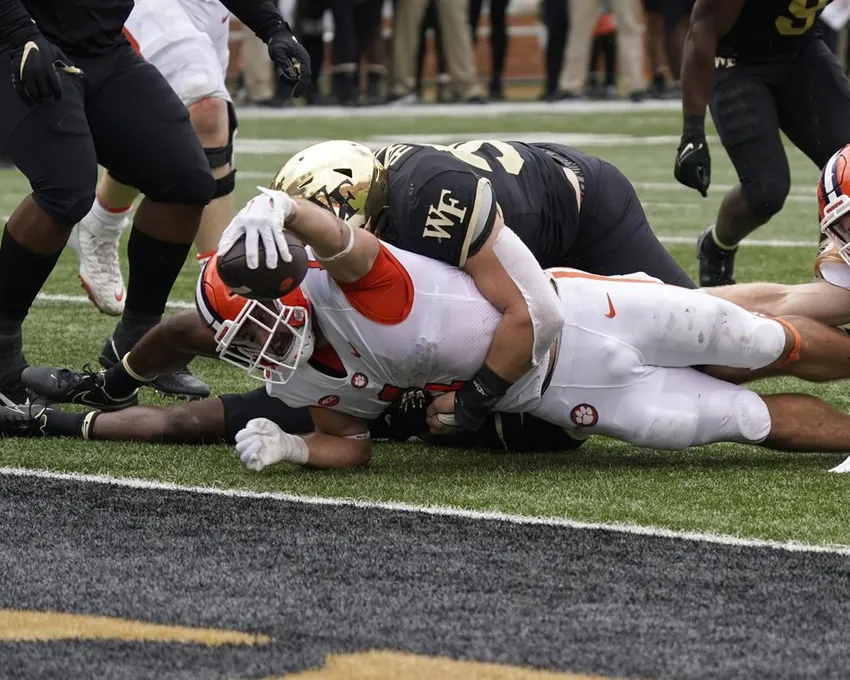 Le running back Will Shipley (1) de Clemson franchit la ligne de but pour marquer un touchdown alors que le linebacker Dylan Hazen (50) de Wake Forest s'accroche pendant la seconde mi-temps d'un match de football universitaire NCAA à Winston-Salem, N.C., Samedi 24 septembre 2022.