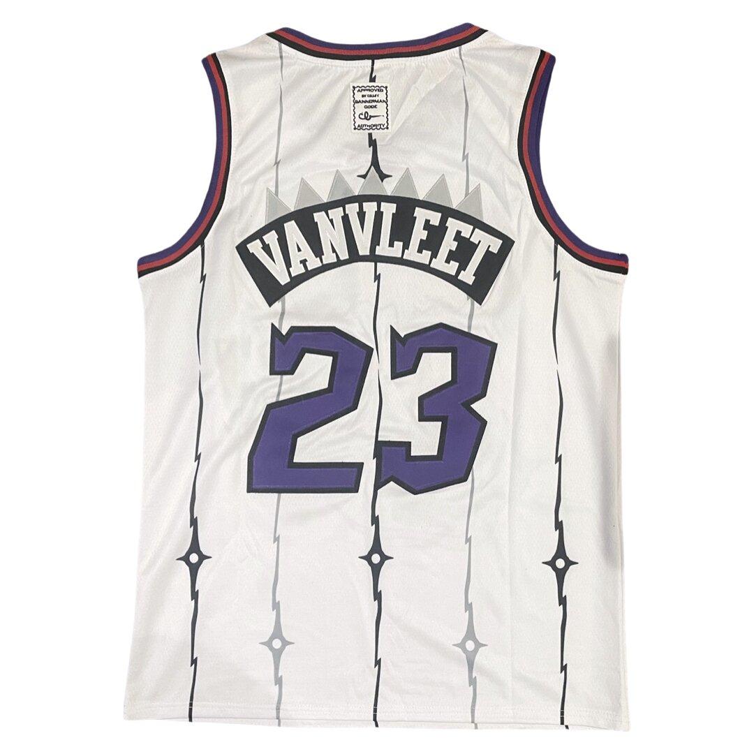 Des artistes locaux dévoilent un maillot réimaginé des Toronto Raptors avec une touche indigène