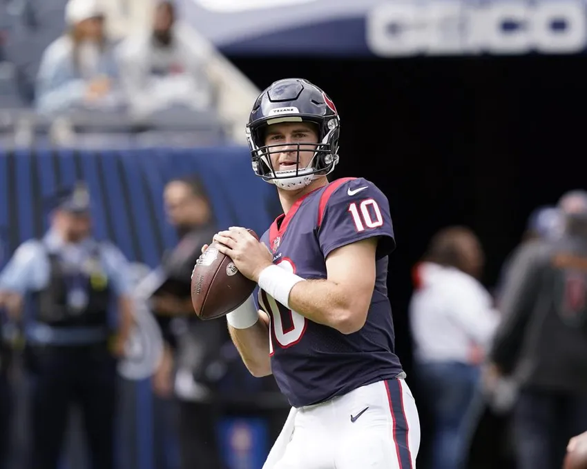 Le quarterback Davis Mills des Houston Texans s'échauffe avant un match de football NFL contre les Chicago Bears dimanche 25 septembre 2022 à Chicago. 25, 2022, à Chicago.