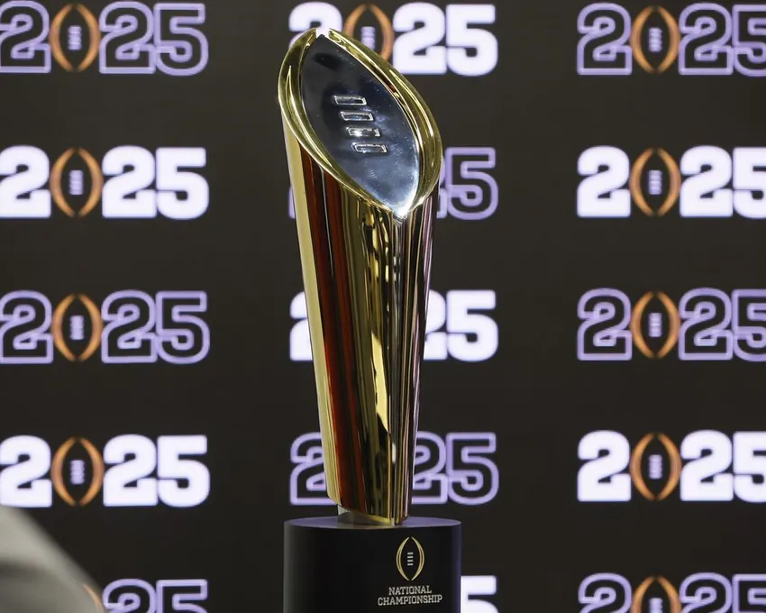 Le trophée du championnat national est exposé après une conférence de presse tenue le 16 août 2022 à Atlanta, annonçant que le championnat national de football universitaire CFP NCAA se jouera au Mercedes-Benz Stadium en 2025. Les commissaires des conférences qui gèrent le College Football Playoff se sont réunis pendant près de sept heures, mardi 27 septembre, pour travailler sur l'élargissement du système de post-saison de quatre à douze équipes dès la saison 2024. Il reste encore beaucoup de travail à faire.