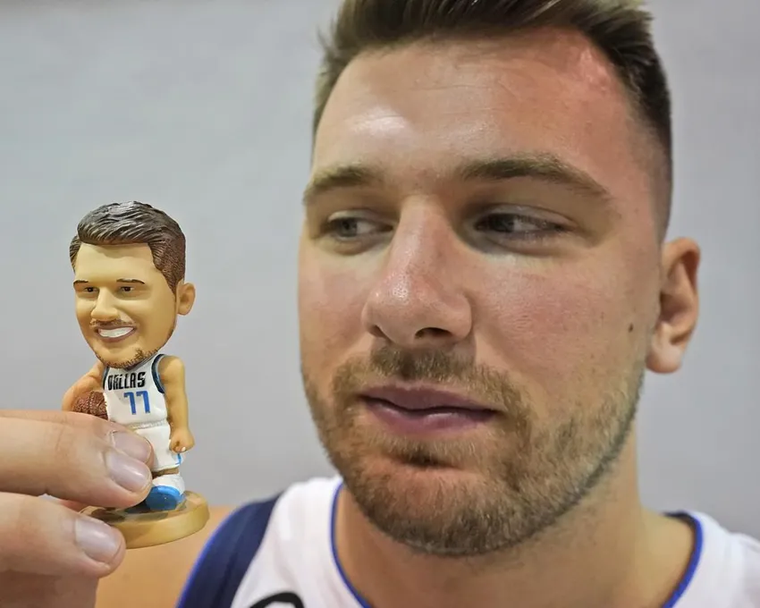 Luka Doncic, garde des Dallas Mavericks, pose pour une photo lors de la journée des médias de la NBA à Dallas, lundi 26 septembre 2022. 26, 2022.