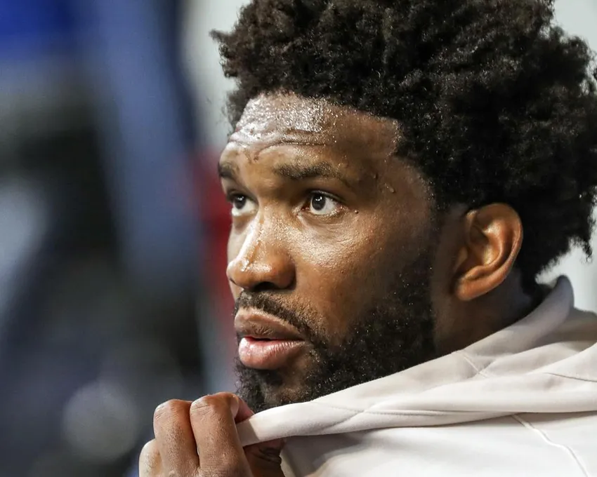 Joel Embiid s'assoit pour un bain de glace après l'entraînement lors du premier jour du camp d'entraînement de basket-ball NBA des Philadelphia 76ers au McAlister Field House sur le campus de The Citadel à Charleston, S.C., le mardi 27 septembre 2022.