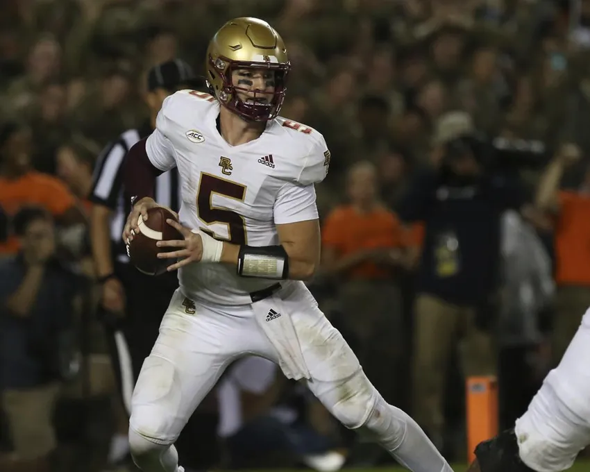 Le quarterback du Boston College Phil Jurkovec (5) cherche à lancer depuis sa zone d'en-but lors de la première mi-temps d'un match de football universitaire NCAA contre Virginia Tech, samedi 10 septembre. 10, 2022, à Blacksburg, Va.