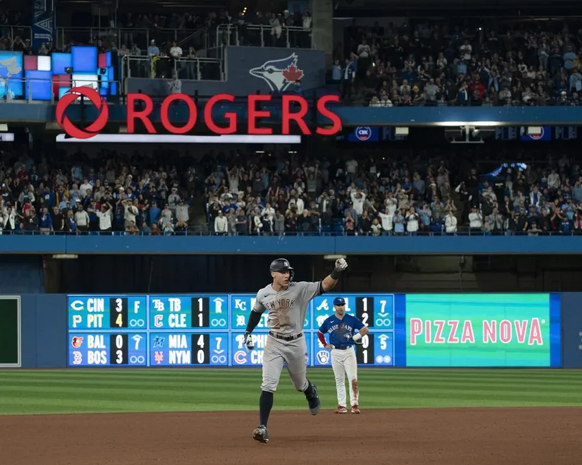 Le frappeur désigné des New York Yankees, Aaron Judge (99), célèbre après avoir frappé son 61e home run de la saison, un coup de deux coups, contre les Blue Jays de Toronto lors de la septième manche de la Ligue américaine de baseball à Toronto, le mercredi 28 septembre 2022. Le home run égale le record de home run en une saison de la Ligue américaine de Roger Maris.