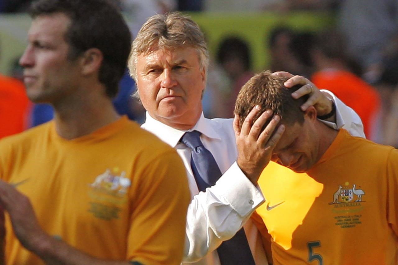 Guus Hiddink sur le banc des Socceroos pour le match amical contre la Nouvelle-Zélande