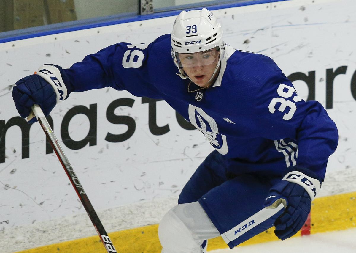 je pense qu’on en a un bon” L’espoir des Leafs Fraser Minten est en train de gagner des croyants lors de son premier camp NHL, aussi long soit-il