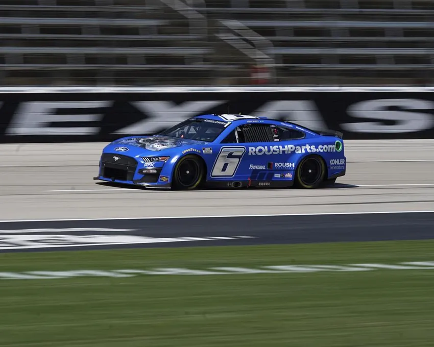 Brad Keselowski (6) conduit pour prendre la pole position lors des qualifications pour la course automobile de la NASCAR Cup Series au Texas Motor Speedway à Fort Worth, Texas, samedi 24 septembre 2022.