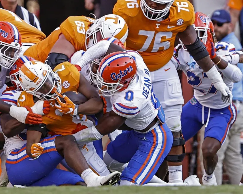 Le running back du Tennessee Jabari Small (2) est arrêté à la ligne de but par le safety de la Floride Trey Dean III (0) et d'autres pendant la première mi-temps d'un match de football universitaire de la NCAA, samedi 24 septembre 2022 à Knoxe. 24, 2022, à Knoxville, Tenn.