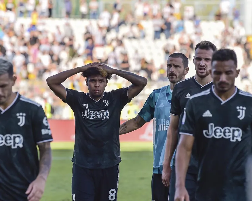 Les joueurs de la Juventus quittent le terrain après le match de football de Serie A entre Monza et la Juventus, à Monza, en Italie, dimanche 18 septembre 2022. Monza a gagné 1-0.