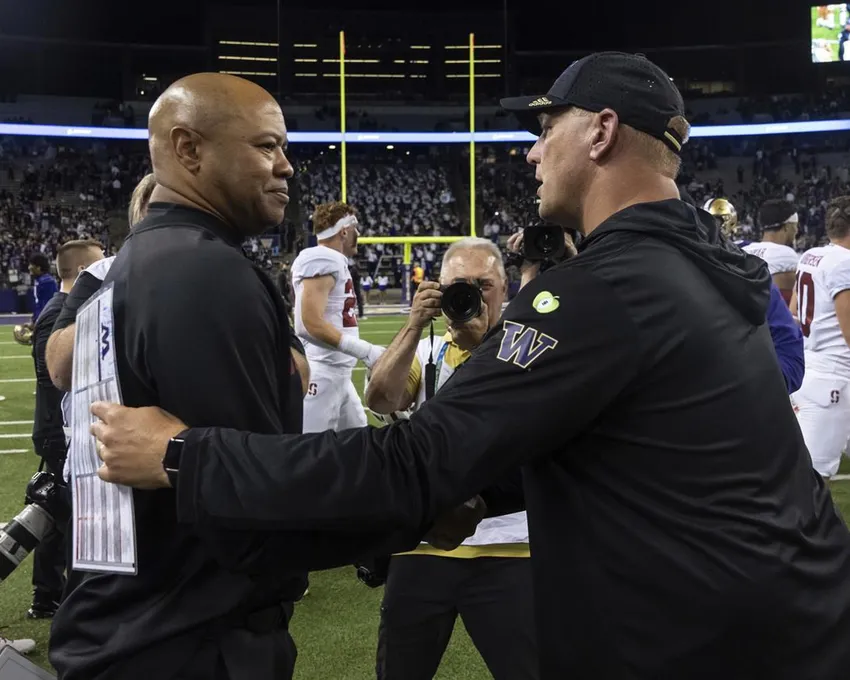 David Shaw, entraîneur principal de Stanford, à gauche, et Kalen DeBoer, entraîneur principal de Washington, se serrent la main après un match de football universitaire de la NCAA, samedi 24 septembre 2022, à Seattle. Washington a gagné 40-22.