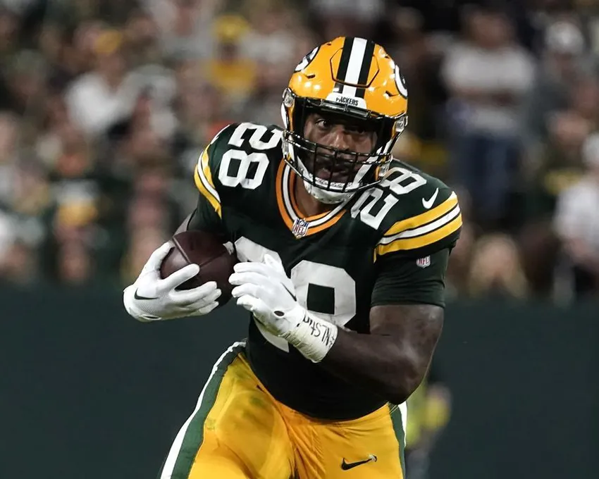 L'arrière AJ Dillon (28) des Green Bay Packers remonte le terrain pendant la deuxième mi-temps d'un match de football NFL contre les Chicago Bears, dimanche 18 septembre 2022, à Green Bay, Wisconsin.