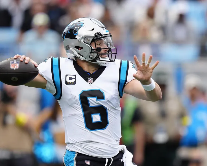 Le quart-arrière des Panthers de la Caroline, Baker Mayfield (6), recule pour faire une passe pendant la première mi-temps d'un match de football de la NFL contre les Saints de la Nouvelle-Orléans, dimanche 25 septembre 2022, à Charlotte, en Caroline du Nord.