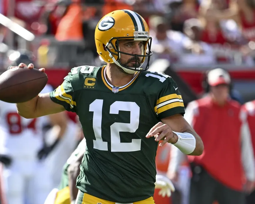 Aaron Rodgers, des Packers de Green Bay, frappe du poing pendant la première mi-temps d'un match de football NFL contre les Buccaneers de Tampa Bay, dimanche 25 septembre 2022, à Tampa, en Floride.