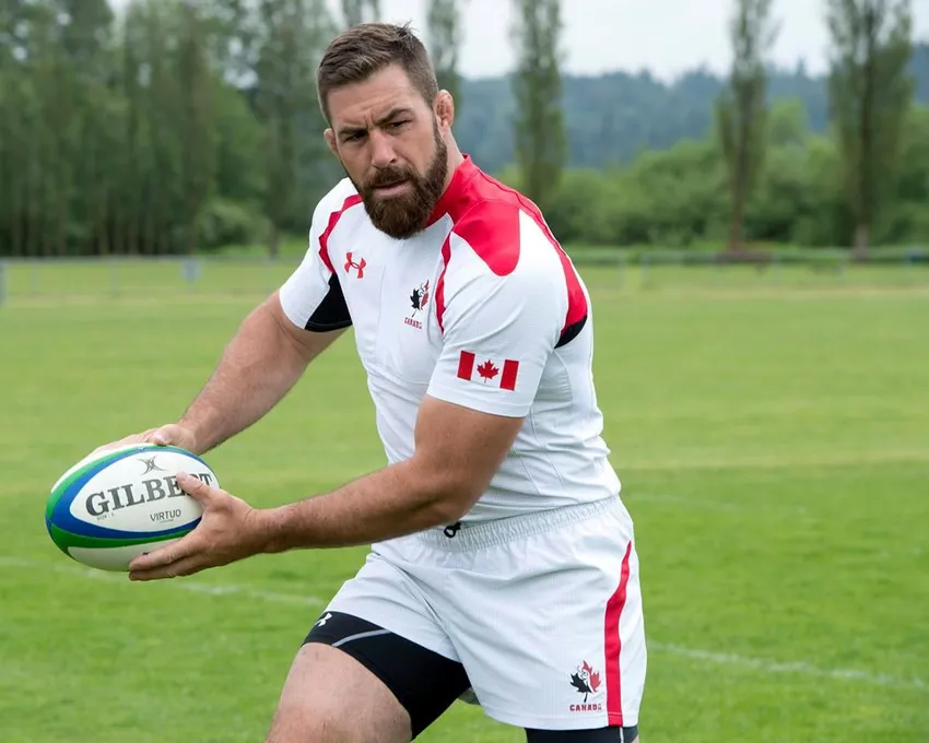 Jamie Cudmore, membre de l'équipe de Rugby Canada, porte son nouvel uniforme au centre d'entraînement de l'équipe à Burnaby, en Colombie-Britannique, le mardi 3 juin 2014. L'ancien capitaine de l'équipe canadienne de rugby croit qu'il a encore beaucoup à donner à ce sport. Il espère maintenant que les autres sont d'accord.