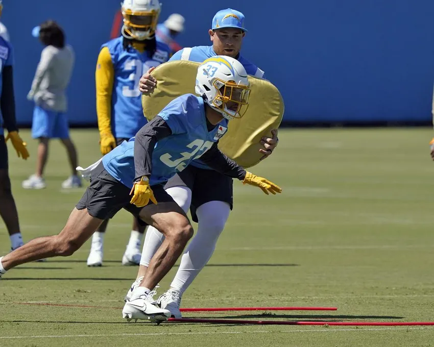 Le défenseur Deane Leonard (33) des Los Angeles Chargers effectue un exercice pendant un minicamp des recrues de la NFL, le vendredi 13 mai 2022, à Costa Mesa, en Californie.Leonard a certainement pris le chemin le moins fréquenté jusqu'aux Los Angeles Chargers de la NFL. Le natif de Calgary a aidé les Dinos de Calgary à remporter une Coupe Vanier, puis a été transféré à Ole Miss avant d'être sélectionné au septième tour du repêchage de la NFL de 22 par les Chargers.&nbsp;THE CANADIAN PRESS/