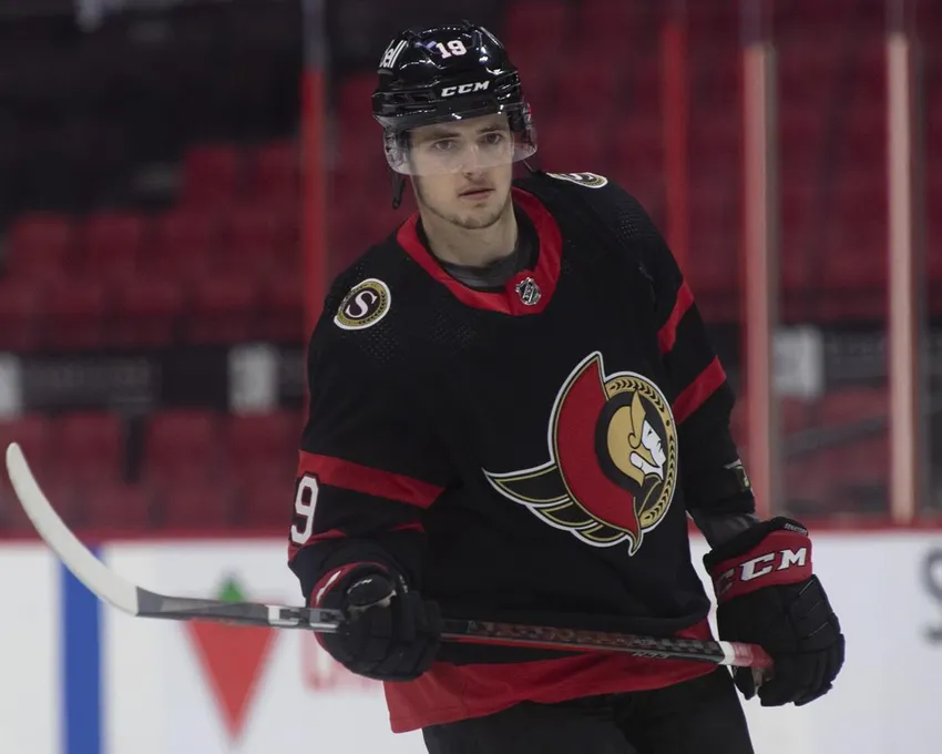 L'ailier droit des Sénateurs d'Ottawa Drake Batherson regarde un jeu pendant l'échauffement avant un match de la LNH contre les Maple Leafs de Toronto, à Ottawa, le samedi 16 janvier 2021. Batherson dit qu'il coopère aux enquêtes sur les allégations d'agression sexuelle impliquant des joueurs de l'équipe canadienne junior mondiale 2018.