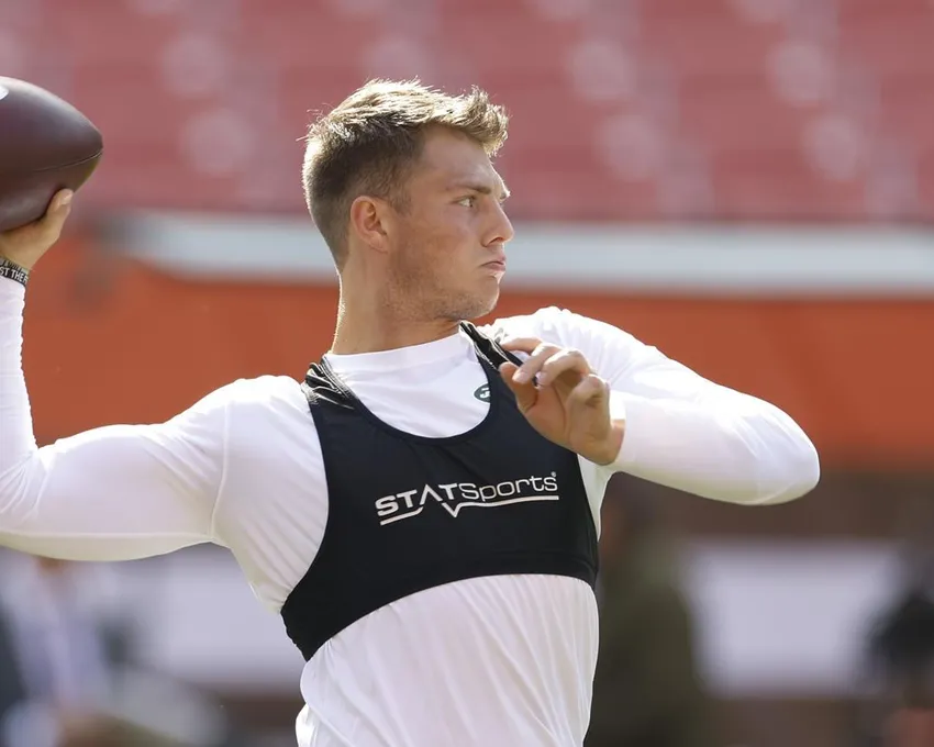 Le quarterback Zach Wilson (2) des New York Jets s'échauffe avant un match de football NFL contre les Cleveland Browns le dimanche 18 septembre 2022, à Cleveland. Des changements sont à venir dans l'attaque des Jets. Rien de trop drastique ou radical, mais le retour de Wilson en tant que quarterback titulaire permet à l'équipe de faire certaines choses qu'elle ne pouvait tout simplement pas faire avec Joe Flacco sous le centre.