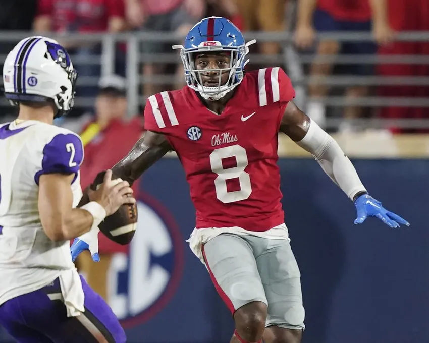 Le linebacker Troy Brown (8) du Mississippi fait pression sur le quarterback Will McElvain (2) de Central Arkansas qui tente une passe pendant la première mi-temps d'un match de football universitaire NCAA à Oxford, Miss, Width=