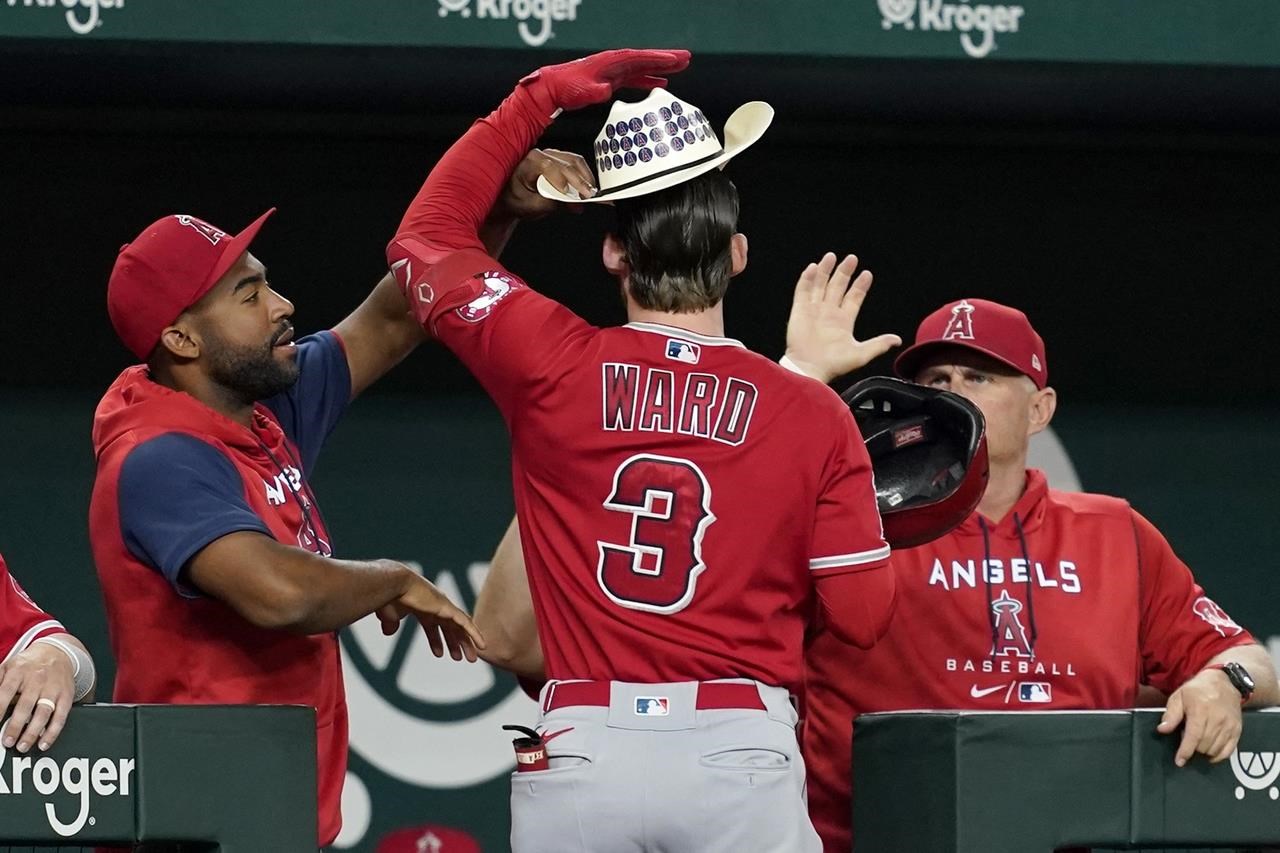 Le 1er HR par-dessus la clôture de Josh Smith aide les Rangers à battre les Angels 7-2