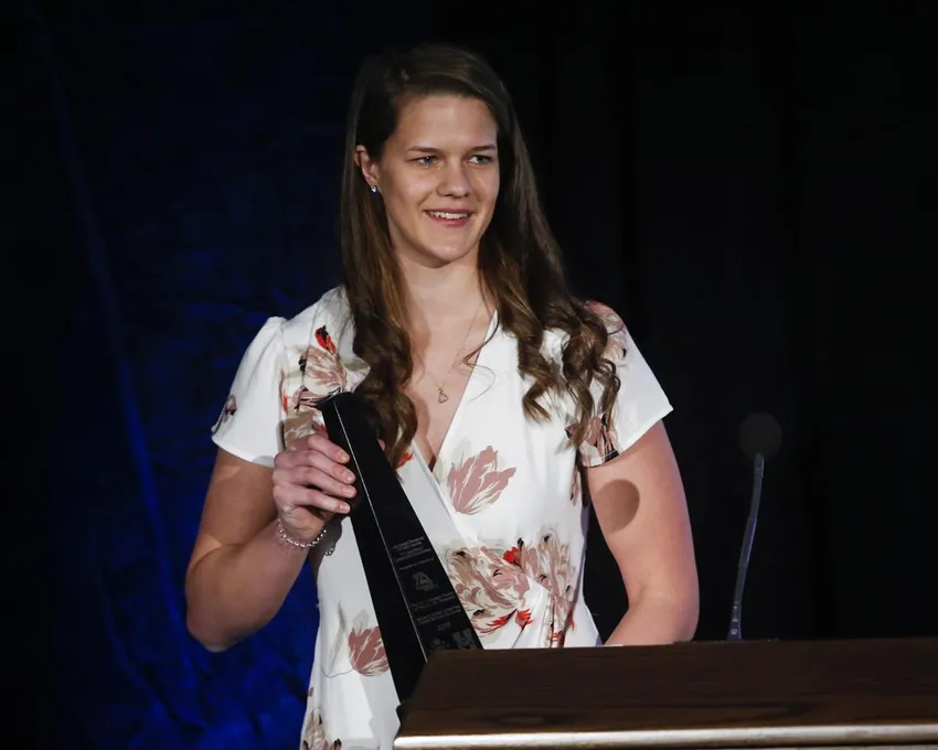 Kiera Van Ryk, de l'UBC, célèbre le fait d'avoir été nommée athlète féminine de l'année U SPORTS pour la saison 2018-19 à Calgary, en Alberta, Le jeudi 2 mai 2019. Van Ryk, de Surrey, en Colombie-Britannique, a mené tous les marqueurs&nbsp;au championnat du monde de volleyball féminin jeudi&nbsp;avec 18 points.