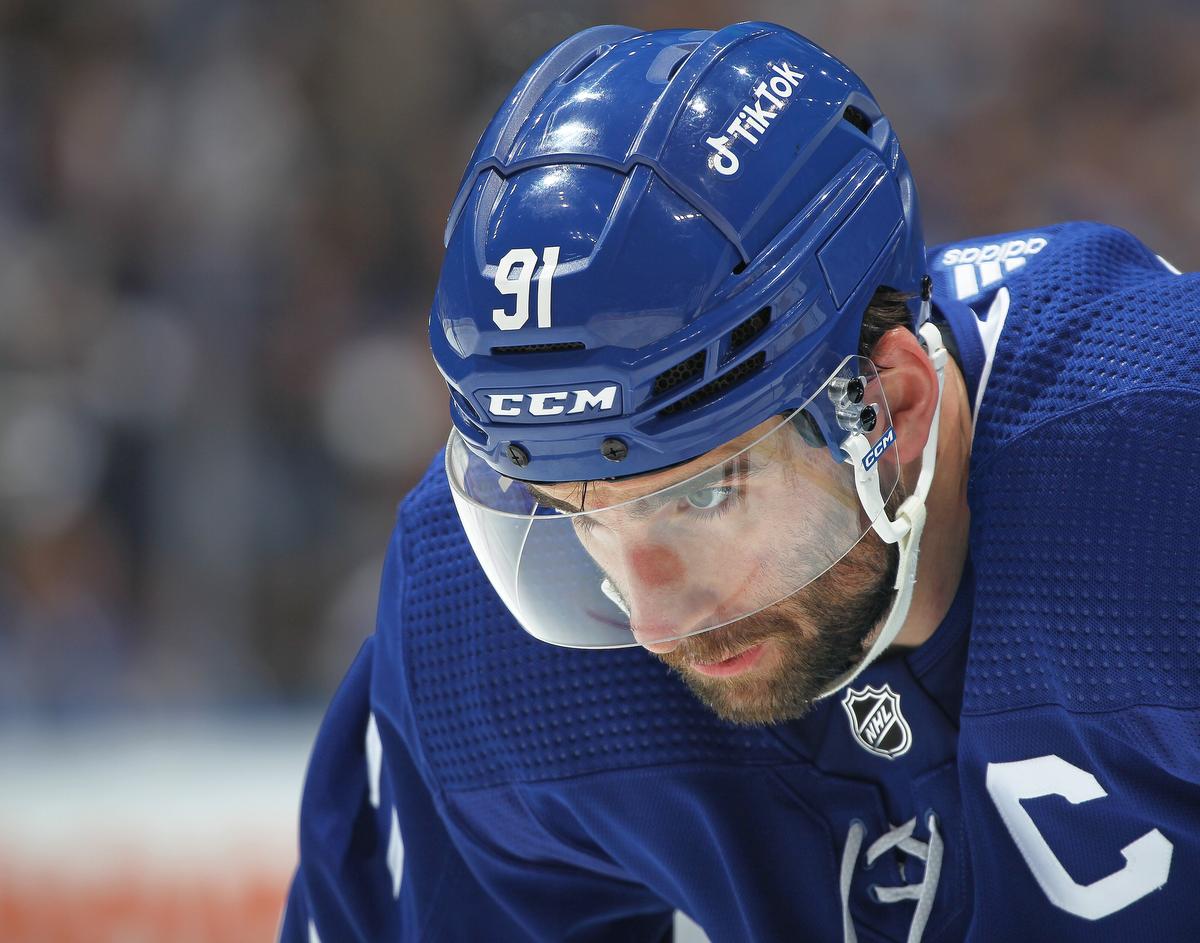 Le capitaine des Leafs John Tavares absent au moins trois semaines alors que les blessures commencent à s’accumuler