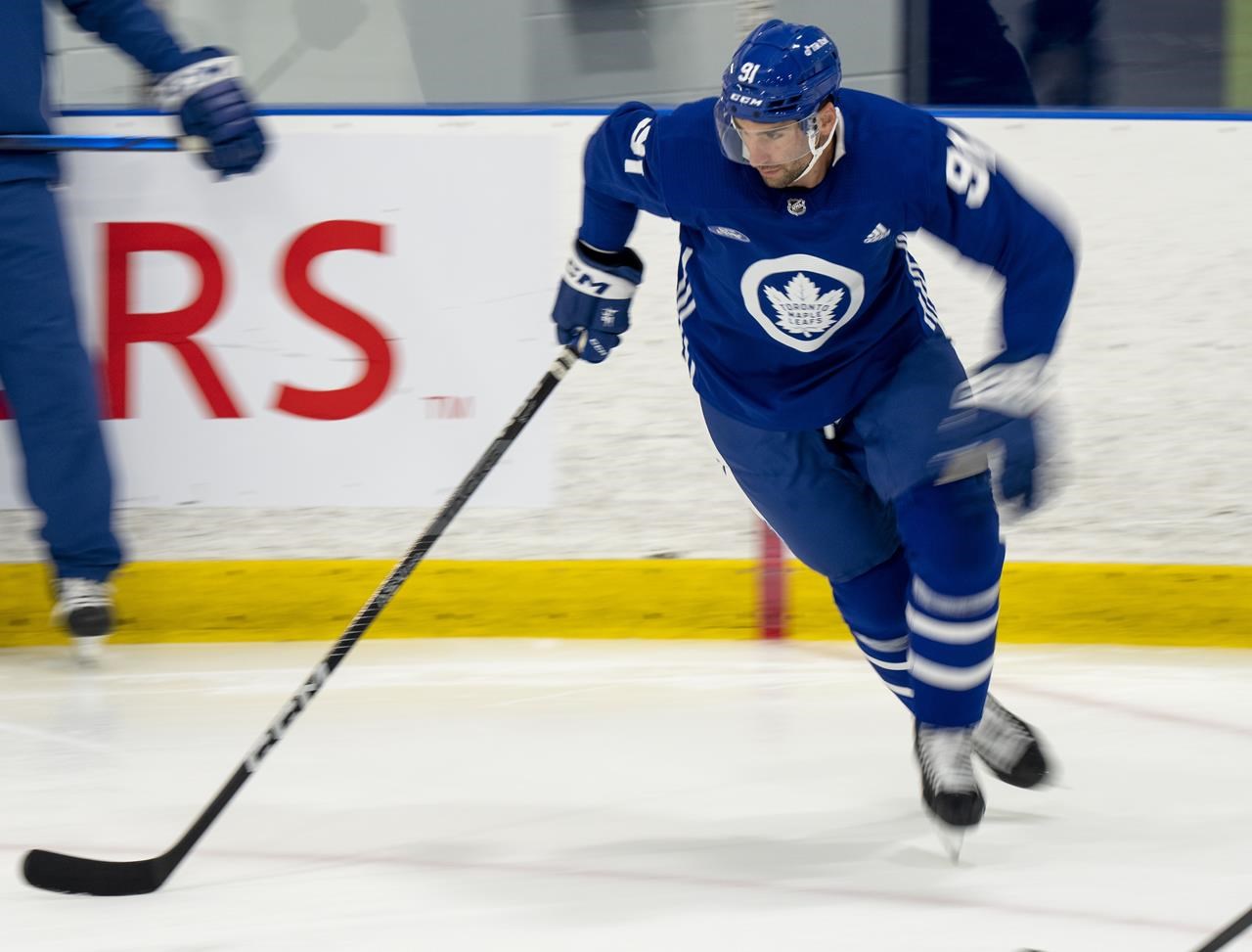 Le capitaine des Maple Leafs de Toronto Tavares absent “au minimum” trois semaines en raison d’une entorse oblique