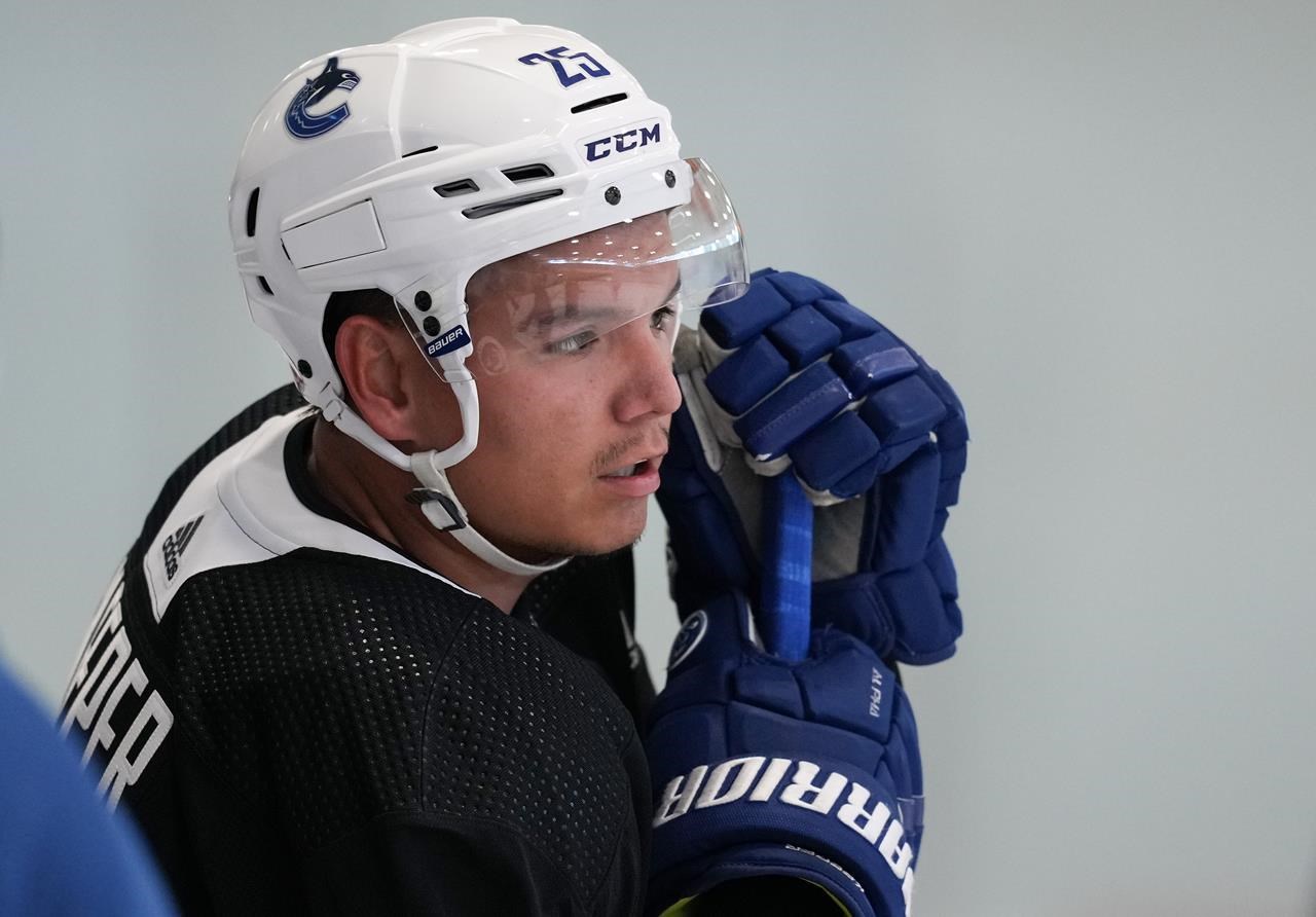 Le défenseur Brady Keeper jure d’être ” meilleur que jamais ” à son retour au camp des Canucks