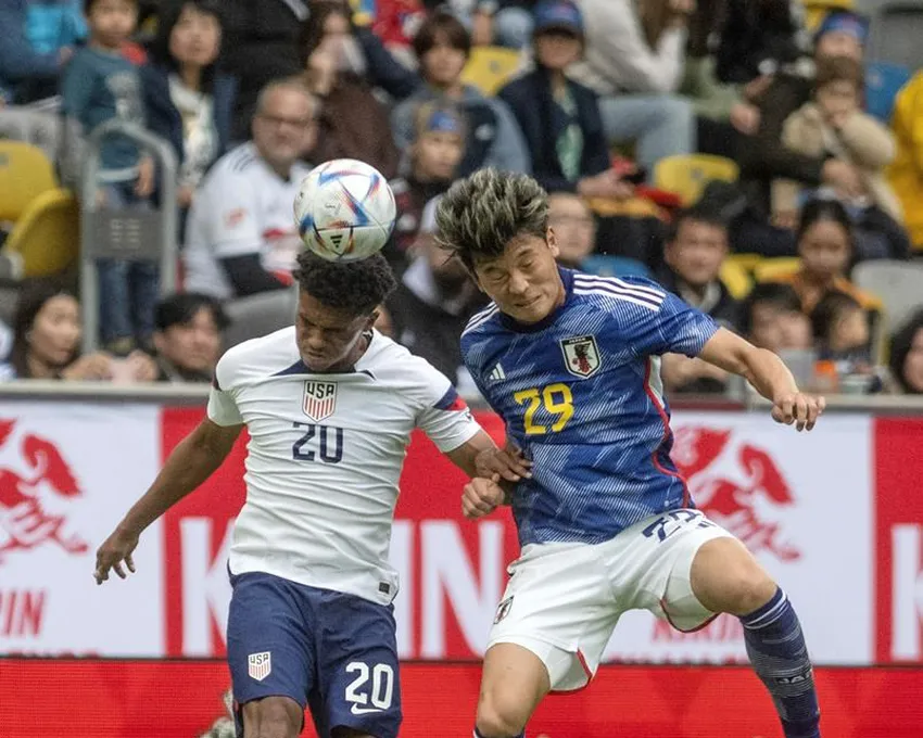 Machino Shuto du Japon, à droite, et Reggie Cannon des États-Unis tentent de récupérer le ballon lors du match amical international de football entre les États-Unis et le Japon dans le cadre de la Kirin Challenge Cup à Düsseldorf, en Allemagne, vendredi 23 septembre 2022.