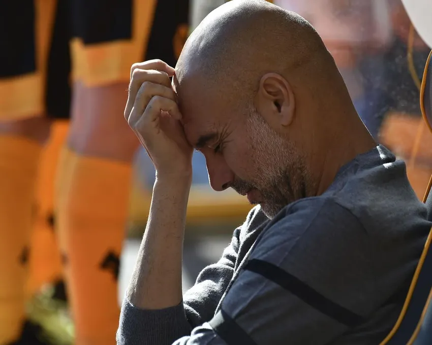 L'entraîneur principal de Manchester City, Pep Guardiola, se touche le front avant le match de football de la Premier League anglaise entre Wolverhampton Wanderers et Manchester City au stade Molineux à Wolverhampton, en Angleterre, samedi 17 septembre 2022.