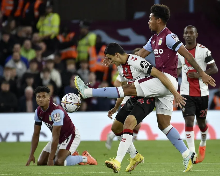 Boubacar Kamara d'Aston Villa, au centre à droite, se dispute le ballon avec Mohamed Elyounoussi de Southampton pendant le match de football de la Premier League anglaise entre Aston Villa et Southampton à Villa Park à Birmingham, Angleterre, vendredi 16 septembre 2022.