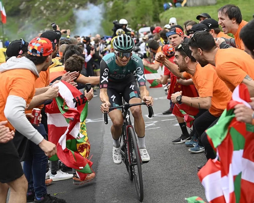 L'Australien Jai Hindley participe à la 20e étape du Giro d'Italia, de Belluno à Passo Fedaia, en Italie, le 28 mai 2022. L'année prochaine, le Giro d'Italia prendra le départ dans la région des Abruzzes. Les organisateurs de la course ont annoncé mercredi 28 septembre 2022 que l'édition 2023 se déroulera du 6 au 28 mai et débutera par un contre-la-montre de 18,4 kilomètres (11,4 miles) sur la côte adriatique.