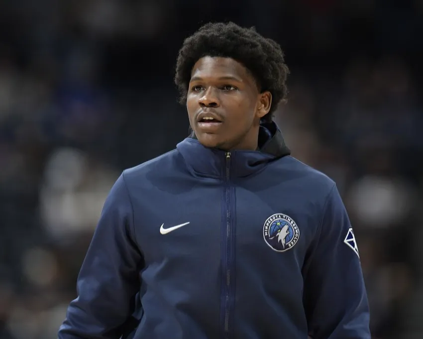 L'attaquant des Timberwolves du Minnesota Anthony Edwards est montré lors d'un match de basket-ball de la NBA, vendredi 1er avril 2022, à Denver. Le garde des Timberwolves Anthony Edwards a été condamné à une amende de 40 000 $ par la NBA, le mardi 20 septembre 2022, pour des commentaires homophobes qu'il a faits sur les médias sociaux.