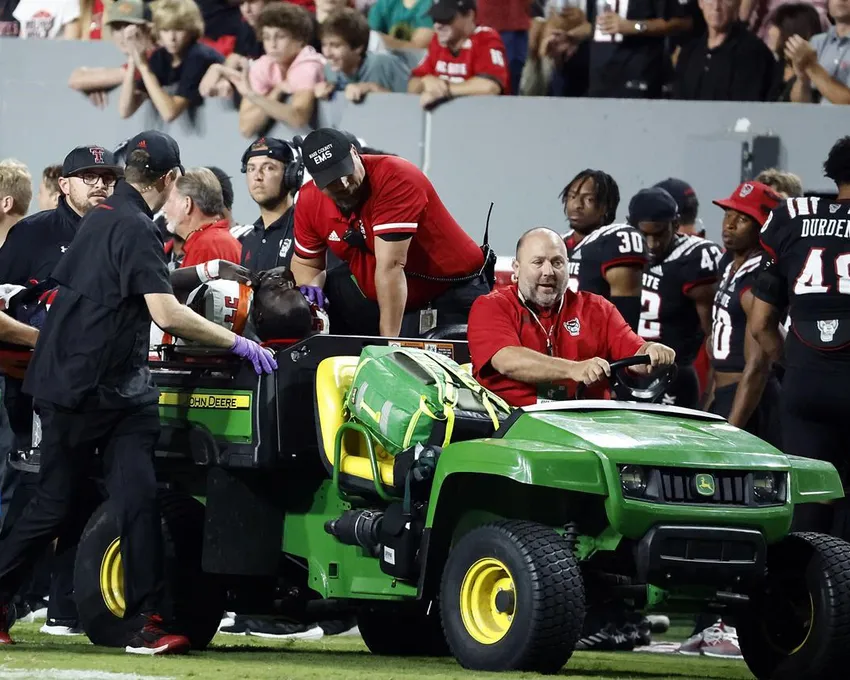 Bryce Ramirez (54) de Texas Tech est transporté hors du terrain par le personnel médical après avoir subi une blessure inconnue à la jambe gauche pendant la première mi-temps d'un match de football universitaire de la NCAA contre North Carolina State à Raleigh, N.C., Width=