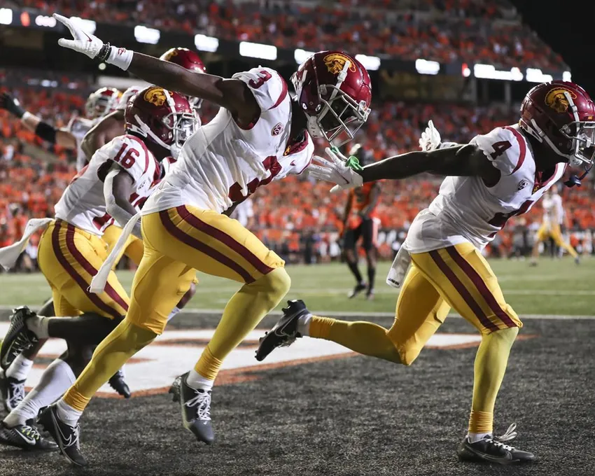 Le receveur large de Californie du Sud Jordan Addison (3) célèbre son touchdown contre Oregon State avec Tahj Washington (16) et Mario Williams pendant la deuxième mi-temps d'un match de football universitaire NCAA samedi 24 septembre 2022, à Corvallis, Ore. La Californie du Sud a gagné 17-14.