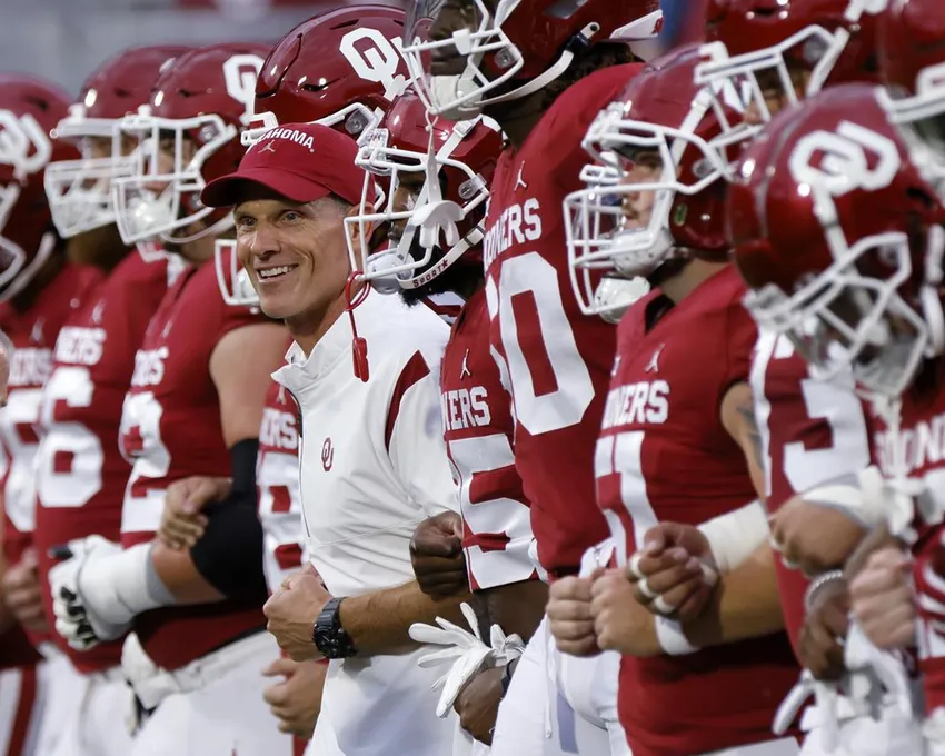 L'entraîneur-chef de l'Oklahoma, Brent Venables, marche sur le terrain avec son équipe avant un match de football universitaire de la NCAA contre Kansas State, le samedi 24 septembre 2022 à Norman, en Californie. width=