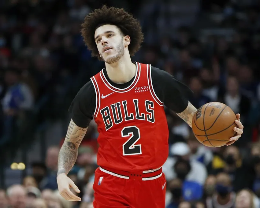 Le gardien des Chicago Bulls, Lonzo Ball (2), dribble la balle sur le terrain contre les Dallas Mavericks lors de la première mi-temps d'un match de basket-ball de la NBA à Dallas, le dimanche 9 janvier 2022. Ball doit être opéré mercredi 28 septembre 2022 du genou gauche pour la deuxième fois en moins d'un an et devrait manquer le début de la saison.