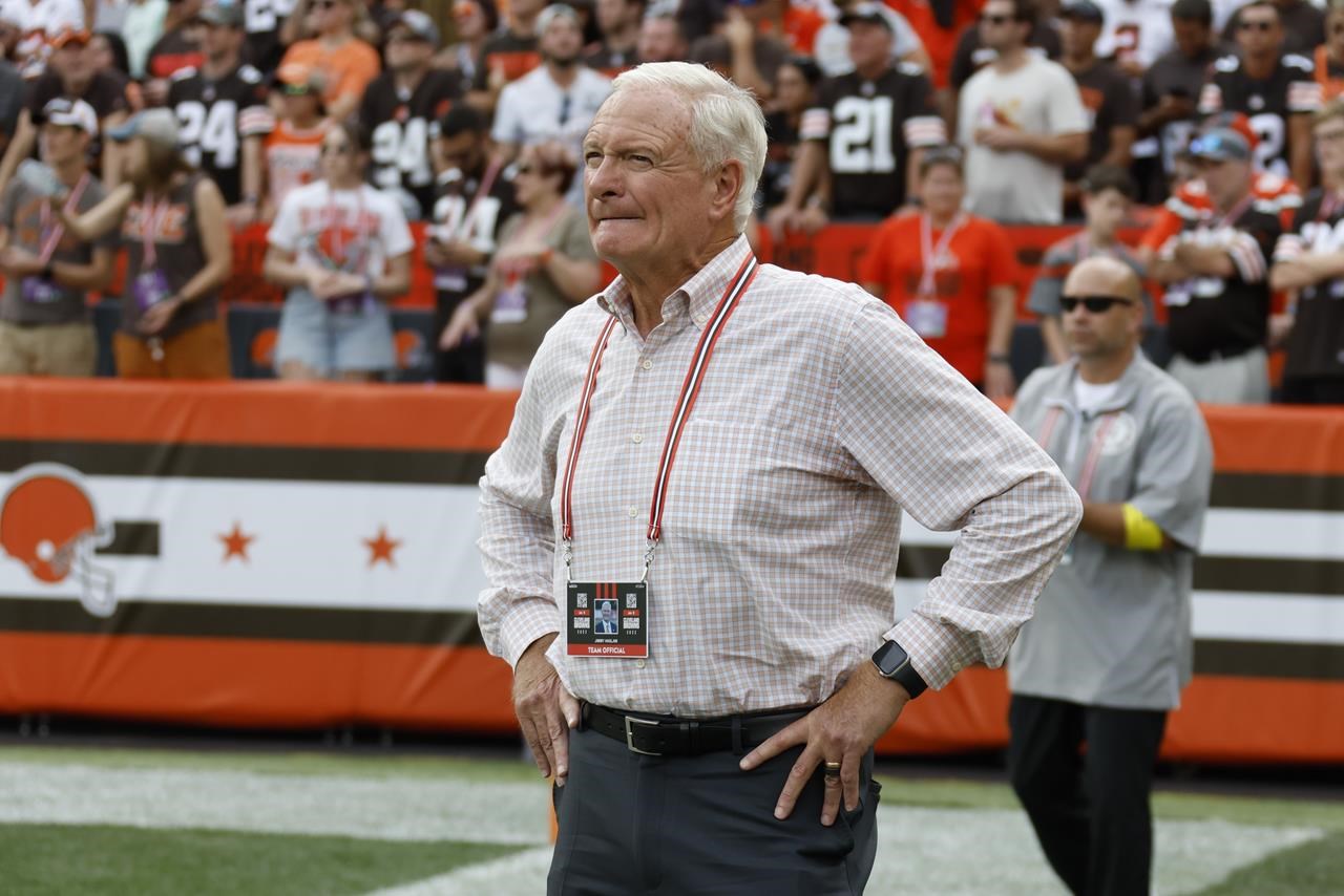 Le propriétaire des Browns, Jimmy Haslam, frappé par une bouteille d’eau lors de la défaite des Jets